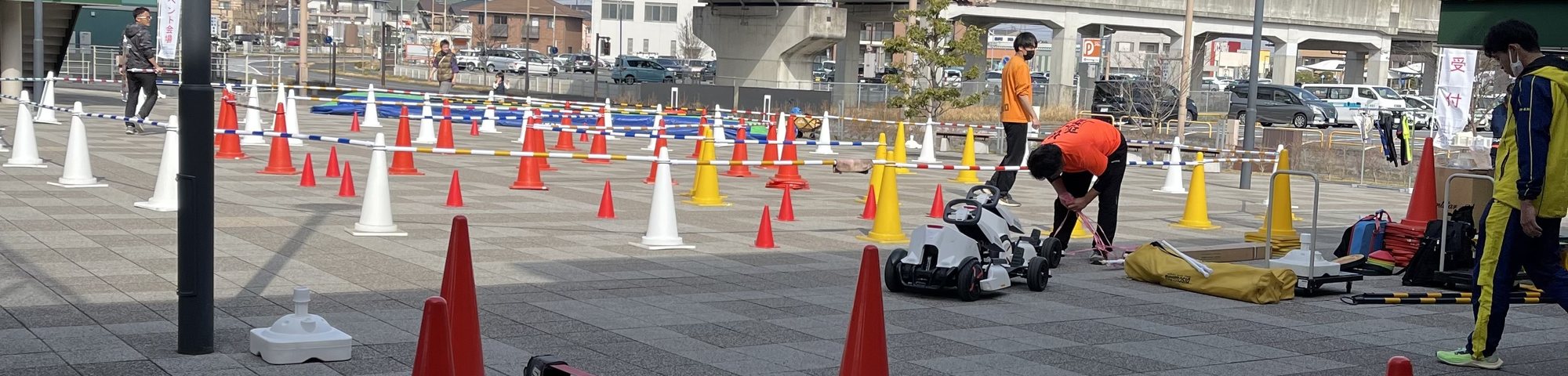 コーンでコースを組んだ屋外イベント会場