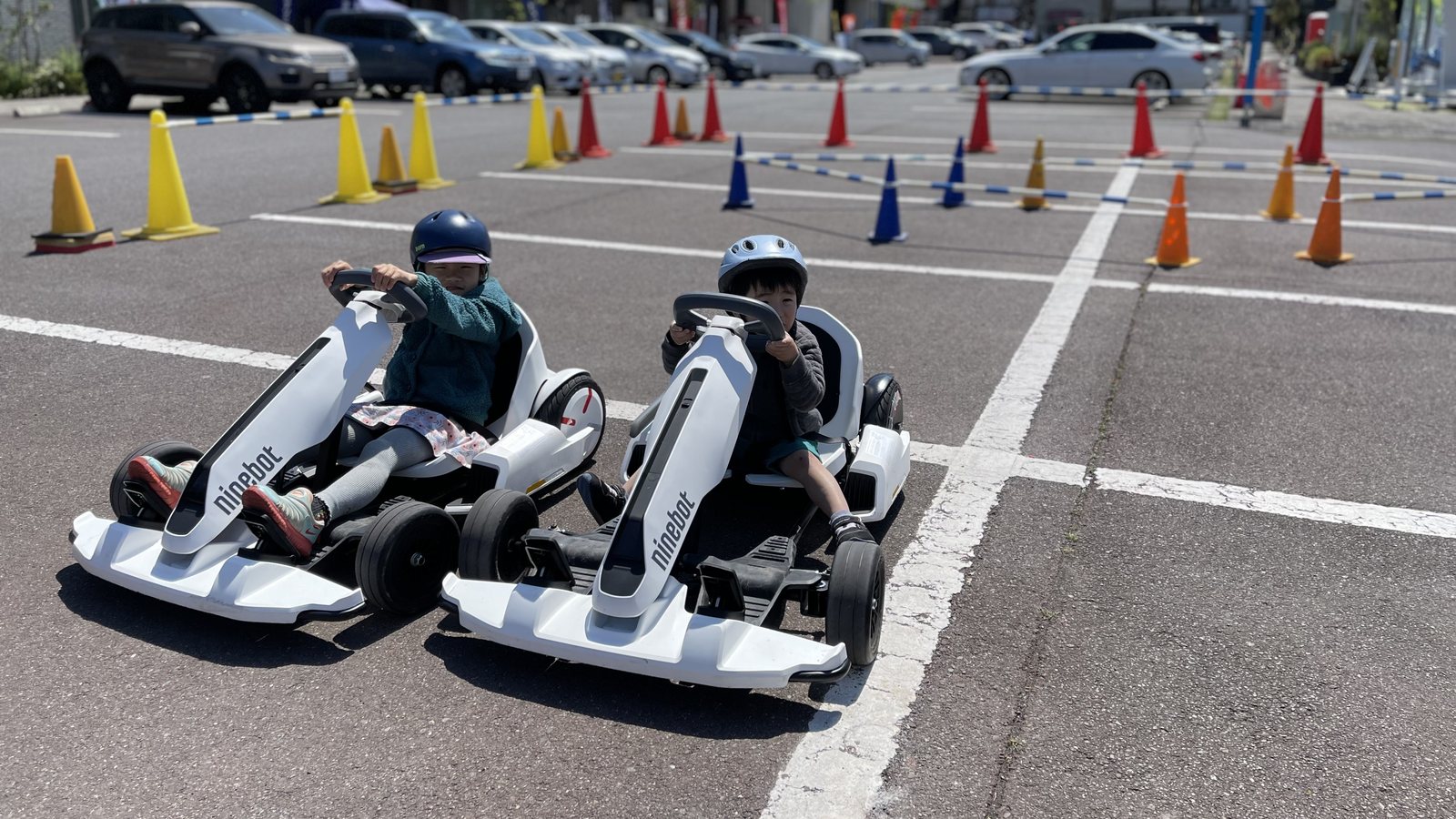 セグウェイゴーカートを運転する子どもたち