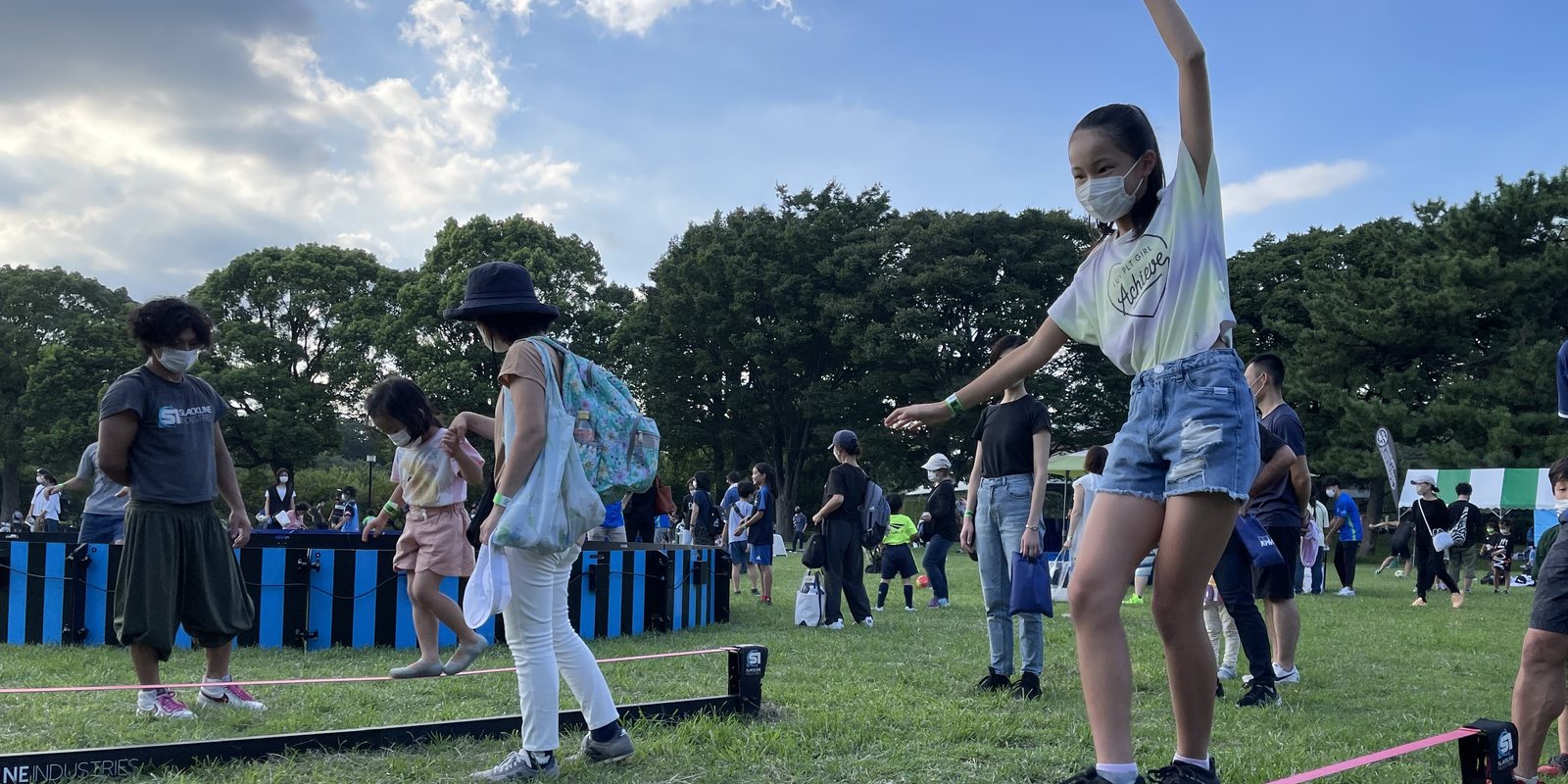 屋外イベントでのスラックライン体験会